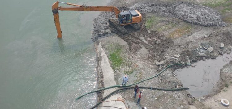 Realizan limpieza de la obra de toma del acueducto en la presa “Vicente Guerrero”