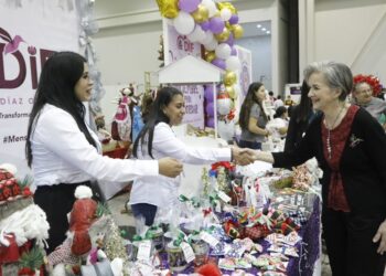 Inaugura María de Villarreal Primer Bazar Navideño
