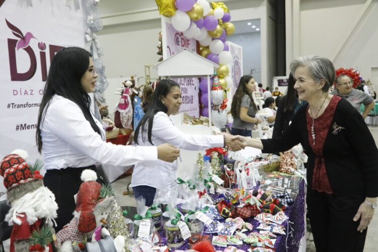 Inaugura María de Villarreal Primer Bazar Navideño