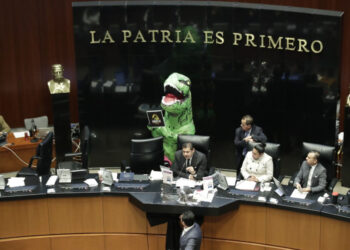 Senado aprueba plan B de la reforma electoral; discuten mil 244 reservas