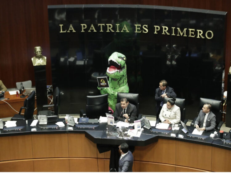 Senado aprueba plan B de la reforma electoral; discuten mil 244 reservas