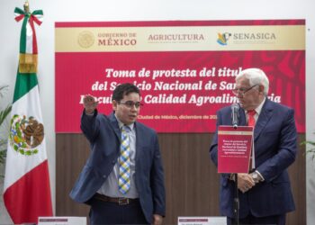 Toma posesión Francisco Javier Calderón Elizalde como nuevo director en jefe del Senasica