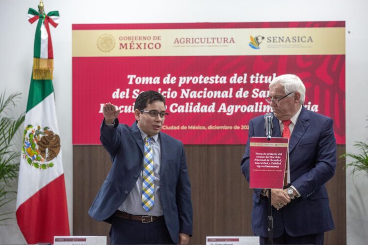 Toma posesión Francisco Javier Calderón Elizalde como nuevo director en jefe del Senasica