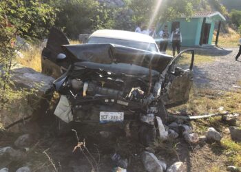 Estrella auto contra rocas en carretera “Rumbo Nuevo”