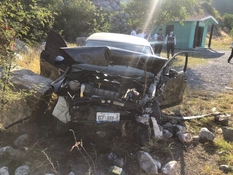 Estrella auto contra rocas en carretera “Rumbo Nuevo”