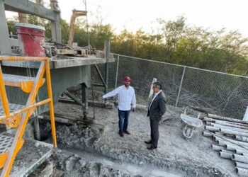 Supervisa gobernador trabajos de perforación de pozos en busca de agua en Victoria