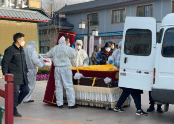 Crematorios en Beijing se desbordan por la ola de covid-19 en China: “Incineramos 20 cuerpos al día”