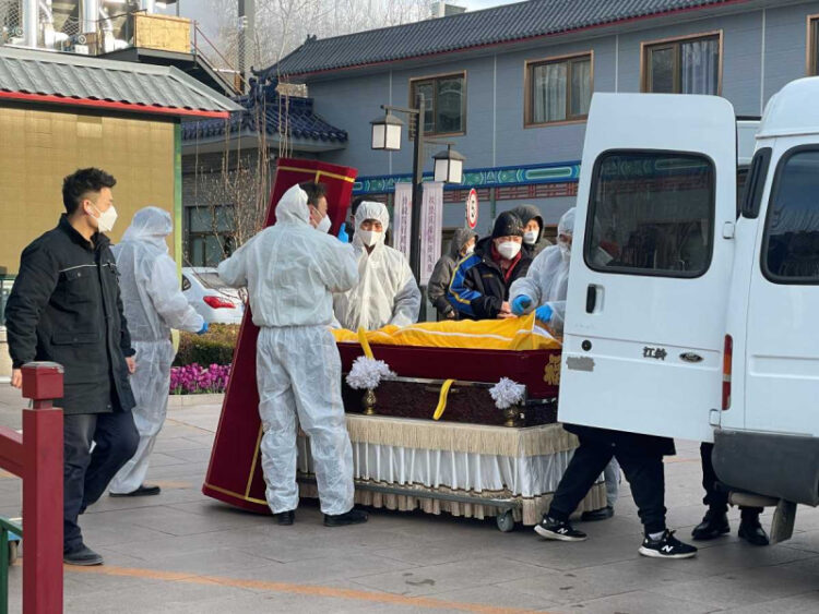 Crematorios en Beijing se desbordan por la ola de covid-19 en China: “Incineramos 20 cuerpos al día”