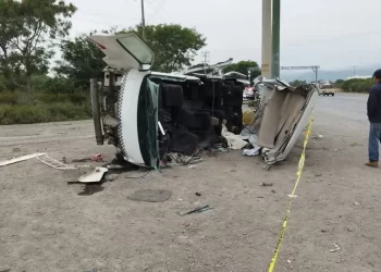 Muere menor en choque con volcadura