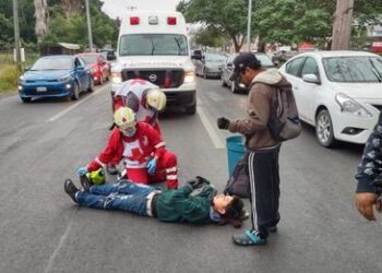 Se lesionan empleados al derrapar moto