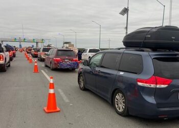 Cruzan caravanas de miles de paisanos por garitas y carreteras de Tamaulipas