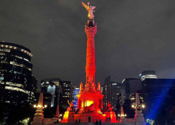 Edificios y monumentos en CDMX se pintan de rojo por Día Mundial del Sida