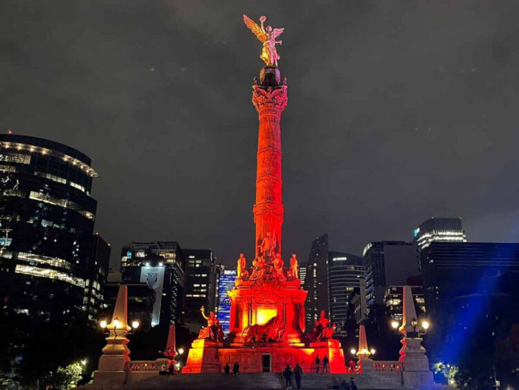 Edificios y monumentos en CDMX se pintan de rojo por Día Mundial del Sida