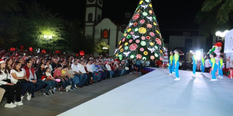 Américo Villarreal y esposa encienden monumental pino navideño en Cd. Victoria