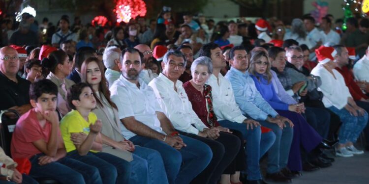 Américo Villarreal y esposa encienden monumental pino navideño en Cd. Victoria