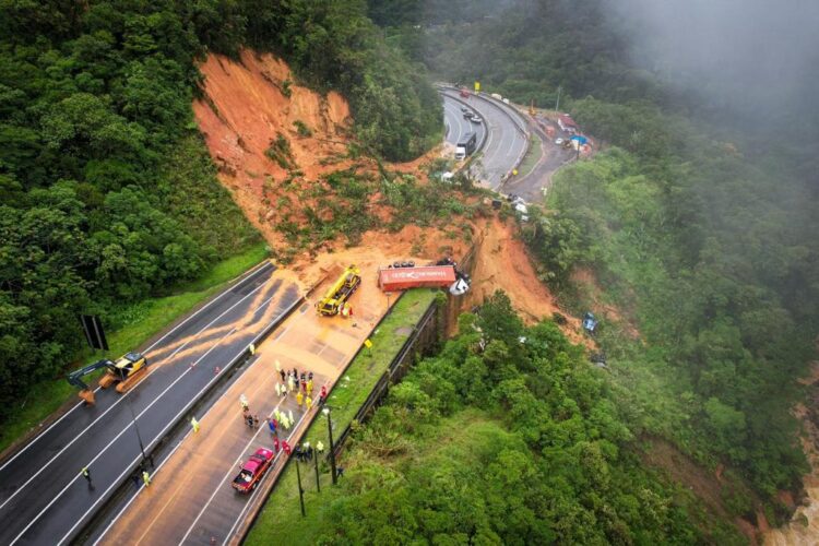 Deslizamiento por fuertes lluvias en Brasil deja 2 muertos y 30 desaparecidos