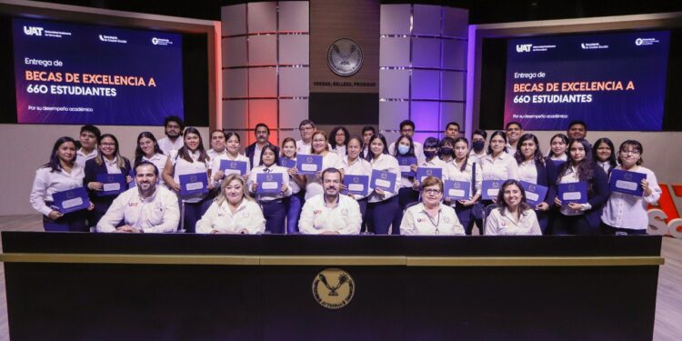 Entrega rector de la UAT becas a estudiantes de excelencia