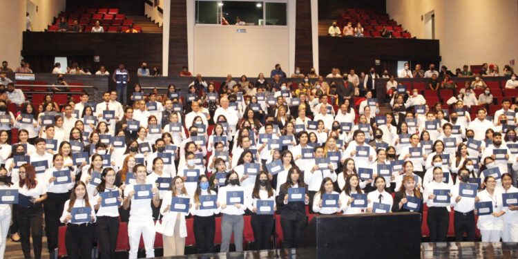 Entrega rector de la UAT becas a estudiantes de excelencia