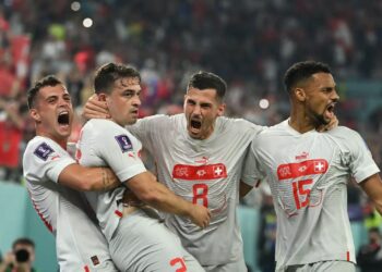 Suiza gana 3-2 en partido frenético a Serbia; enfrentará a Portugal
