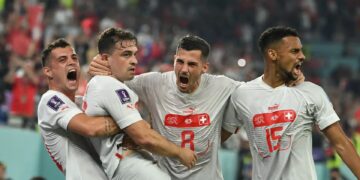 Suiza gana 3-2 en partido frenético a Serbia; enfrentará a Portugal