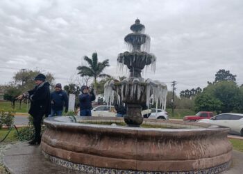 Temperaturas gélidas afectan a Matamoros, Tamaulipas, fuente se congela.