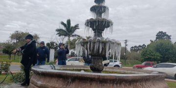 Temperaturas gélidas afectan a Matamoros, Tamaulipas, fuente se congela.