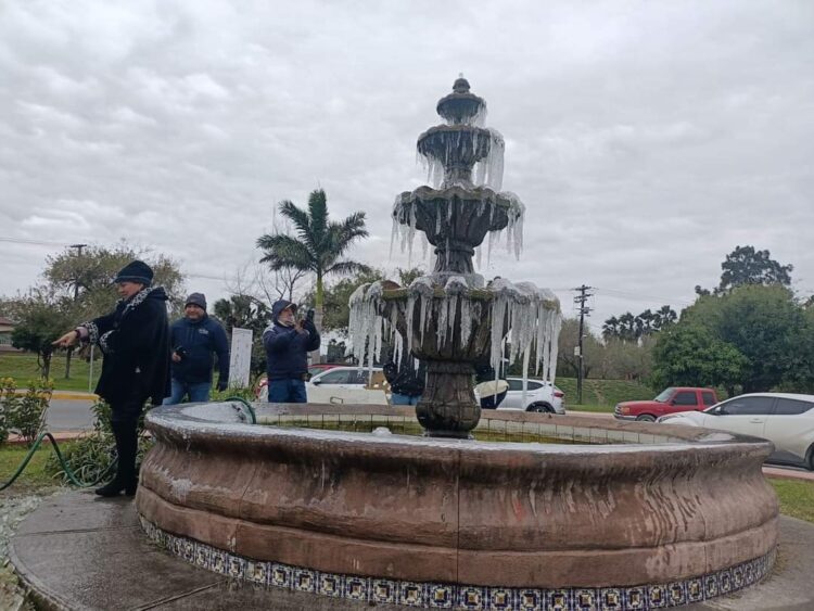 Temperaturas gélidas afectan a Matamoros, Tamaulipas, fuente se congela.
