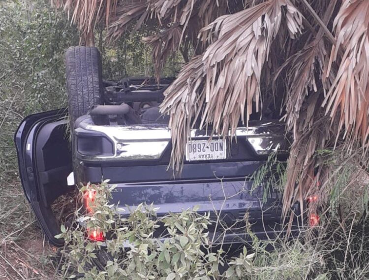 Paisano se lesiona al chocar y volcar camioneta en Jiménez