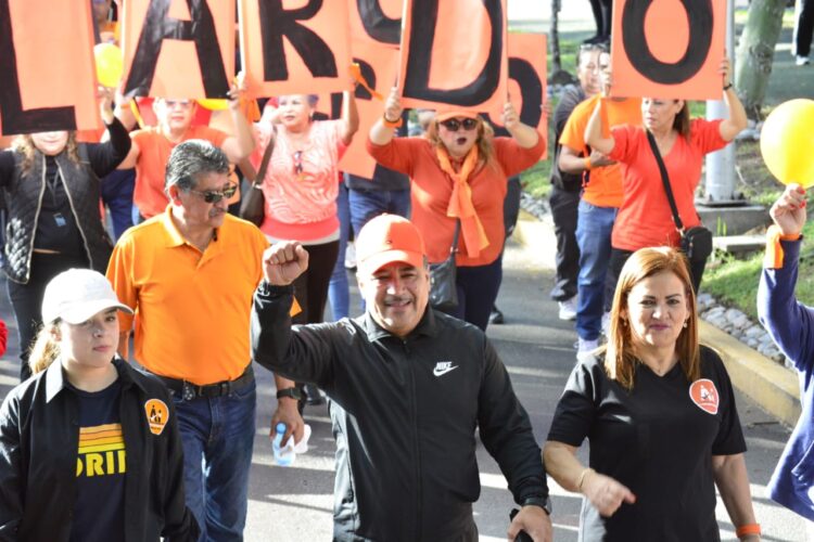 Marchan maestros en unidad con la Planilla Naranja