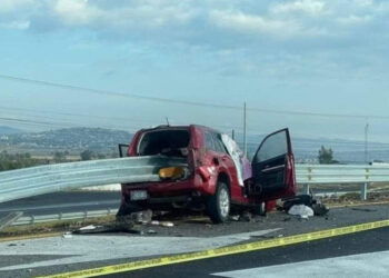 Se incrustan en la valla de contención; muere joven pareja y su bebé sobrevive