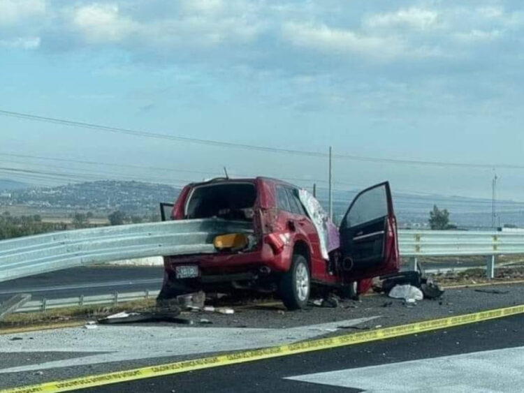 Se incrustan en la valla de contención; muere joven pareja y su bebé sobrevive