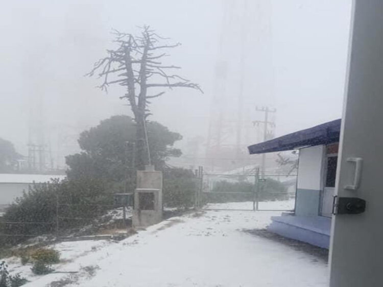 Nevado de Toluca se ‘pinta’ de blanco tras caída de nieve en Edomex