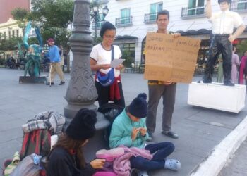 Venezolanos acusan a Migración de retenerlos; les quitaron papeles