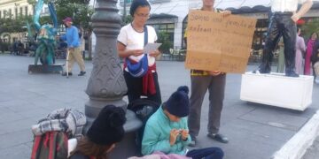 Venezolanos acusan a Migración de retenerlos; les quitaron papeles