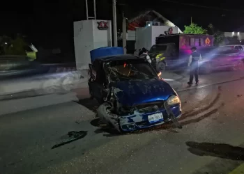 Choca policía ebrio contra camión estacionado