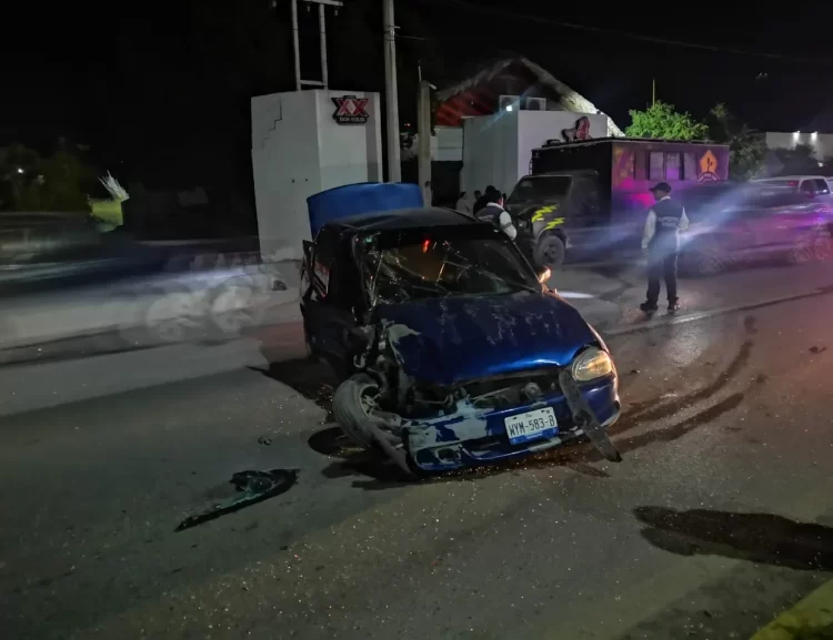 Choca policía ebrio contra camión estacionado