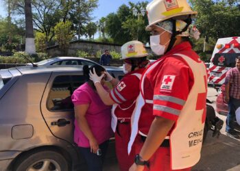 Dos heridas en carambola vehicular en crucero del 19 y Bravo