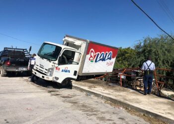 Camión repartidor de Lala fractura pierna a chofer