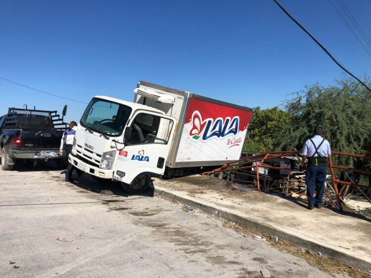 Camión repartidor de Lala fractura pierna a chofer