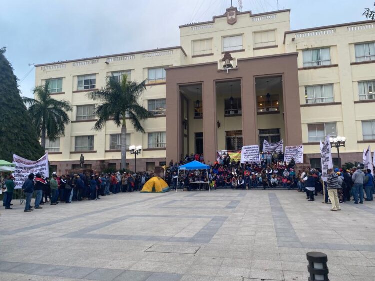 Protestan trabajadores del municipio de Victoria