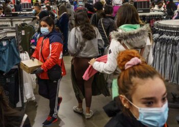 Consumidores realizan compras de ultimo momento en Sur de Texas