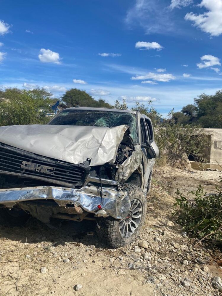 Vuelca joven camioneta en Tula y la destruye
