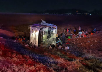 Vuelca camión de pasajeros en Chihuahua; hay 8 muertos y 30 heridos