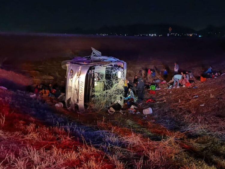 Vuelca camión de pasajeros en Chihuahua; hay 8 muertos y 30 heridos