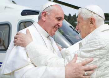 Papa Francisco lamenta la muerte de Benedicto XVI; destaca su bondad