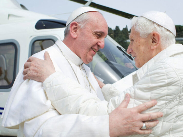 Papa Francisco lamenta la muerte de Benedicto XVI; destaca su bondad