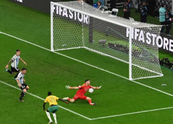 Argentina gana 2-1 a Australia en intenso partido y va a cuartos de final