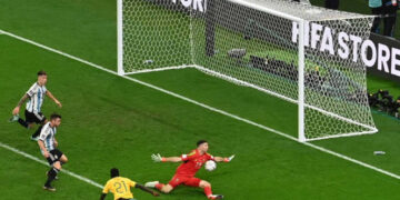 Argentina gana 2-1 a Australia en intenso partido y va a cuartos de final