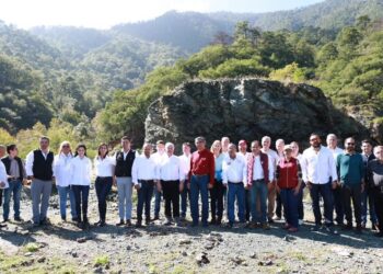 Exploran gobernador y geólogos ucranianos el cañón de los Troncones