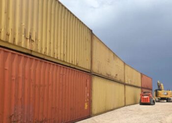 Gobernador saliente de Arizona deja frontera bloqueada con contenedores metálicos